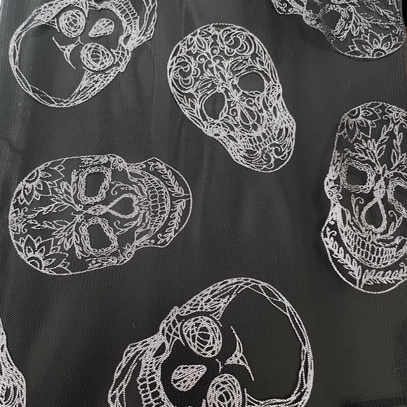 🆕Sheer Gold/Silver Metallic Printed Skulls Reversible Tablecloth - Picture 8 of 13